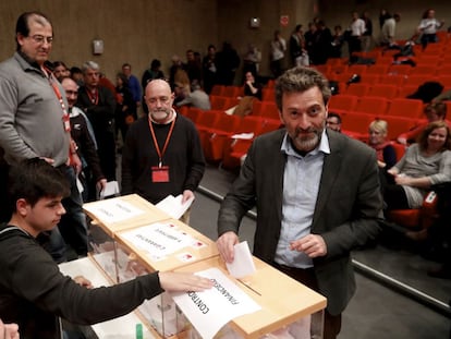 Maurico Valiente vota durante la asamblea constituyente de IU Madrid.