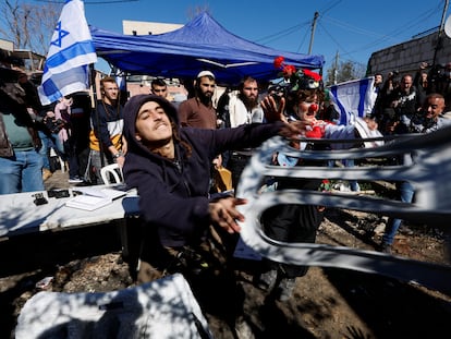 Palestinos y colonos judíos se enfrentan, el domingo en Sheij Yarrah, Jerusalén Este.