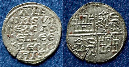 Dos monedas del reinado de Alfonso VIII pertenecientes al tercer tesoro hallado en Calatrava La Vieja.