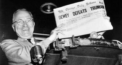 Dos días después de ser elegido presidente de EE UU, Truman sostiene la portada del 'Chicago Tribune' donde se lee que ha perdido: "Dewey derrota a Truman".