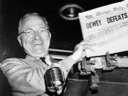 Dos días después de ser elegido presidente de EE UU, Truman sostiene la portada del 'Chicago Tribune' donde se lee que ha perdido: "Dewey derrota a Truman".