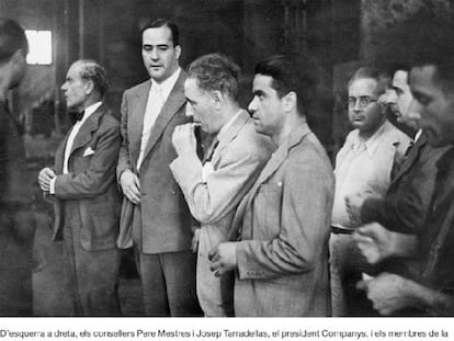 Tarradellas mirant Companys, en una fàbrica a Badalona el 1936