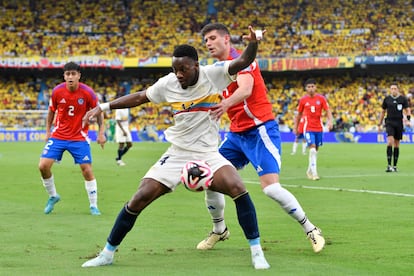 Jhon Durán de Colombia y Benjamín Kuscevic de Chile luchan por el balón durante el partido Clasificatorio Sudamericano de la Copa Mundial de la FIFA 2026, en Barranquilla, Colombia.