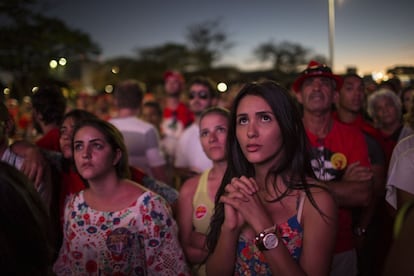 A tensão dos manifestantes que defendem a permanência de Dilma, em Brasília, ao acompanhar a votação. 