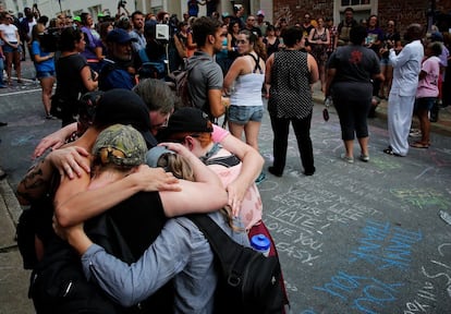 Ciudadanos de Charlottesville en el memorial de Heather Heyer, asesinada por un activista de extrema derecha.