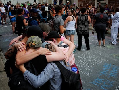 Ciudadanos de Charlottesville en el memorial de Heather Heyer, asesinada por un activista de extrema derecha.