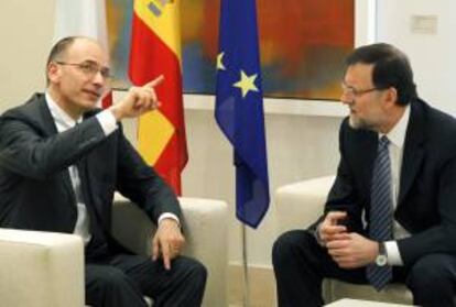 El presidente del Gobierno, Mariano Rajoy (d), junto al nuevo primer ministro italiano, Enrico Letta (i), durante la reunión que han mantenido esta tarde en el Palacio de la Moncloa.