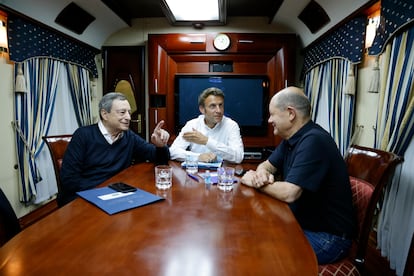 De izquierda a derecha, el primer ministro de Italia, Mario Draghi, el presidente francés, Emmanuel Macron, y el canciller alemán, Olaf Scholz, durante el viaje en tren desde Polonia a Kiev. 
