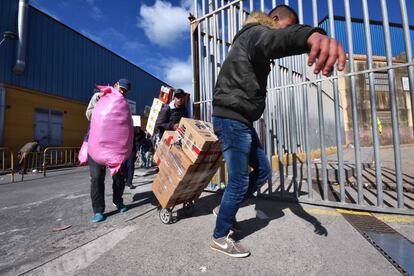 El transporte de la mercancía en carros es otra de las medidas que se han establecido para intentar evitar situaciones de caos y avalanchas en la frontera que ya han provocado hasta seis muertes en la zona marroquí.