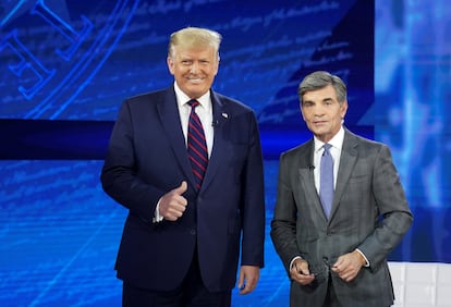 El presidente electo de Estados Unidos, Donald Trump (izquierda) y el presentador de la cadena ABC News, George Stephanopoulos (derecha), en una entrevista con votantes en la campaña electoral de 2020