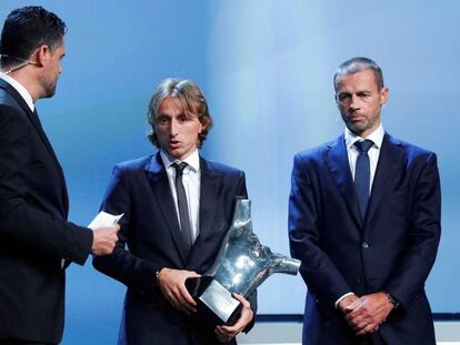 Modric, con el premio a mejor jugador del año de la UEFA.
