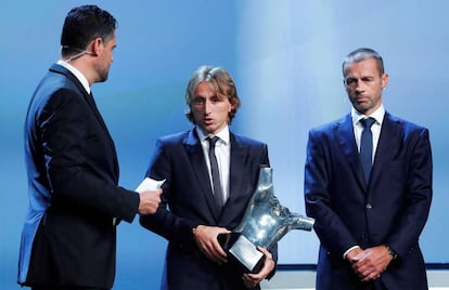 Modric, con el premio a mejor jugador del año de la UEFA.