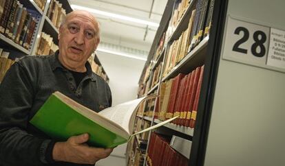 Uno de los bibliotecarios voluntarios.