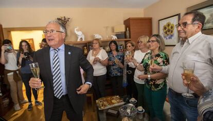 Josep Bou, con una copa de cava, con los vecinos en un piso en Llucmajor.