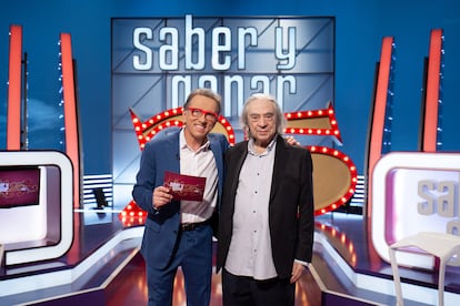 Jordi Hurtado (i) y Sergi Schaaff (d), posan en la celebración de los 25 años del programa ‘Saber y Ganar’, en el centro de producción de RTVE de Cataluña, en  Sant Cugat del Vallès en 2022.