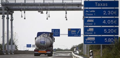 Um caminhão-tanque circula sob um dos arcos de identificação para o pagamento de pedágio, na rodovia A -22.