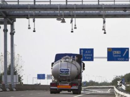 Um caminhão-tanque circula sob um dos arcos de identificação para o pagamento de pedágio, na rodovia A -22.