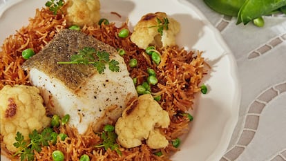 Reportaje sobre cenas de primavera. Fideuá de bacalao, guisantes y coliflor