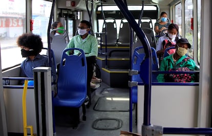 Usuarios del sistema de transporte masivo Transcaribe viajan en uno de sus buses este martes en Cartagena (Colombia).