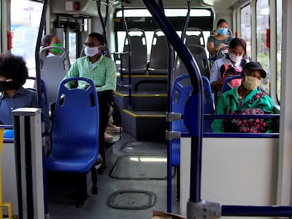 Usuarios del sistema de transporte masivo Transcaribe viajan en uno de sus buses este martes en Cartagena (Colombia).