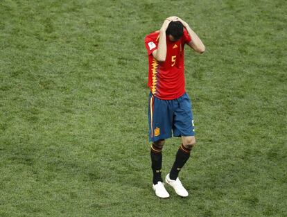 Sergio Busquets abandona el césped después del partido.