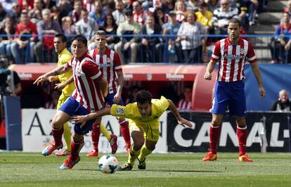 El Cebolla Rodríguez pelea el balón con Trigueros.