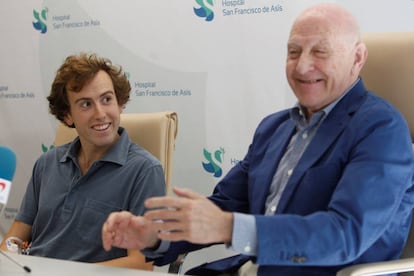 Román, junto a Máximo García Padrós, cirujano jefe de Las Ventas.