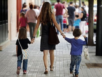 Una mujer con sus hijos en Valencia.