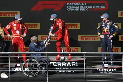 Charles Leclerc of Monaco (centro), Carlos Sainz Jr. (izquierda), y Max Verstappen (derecha) en el podio del GP de Estados Unidos.