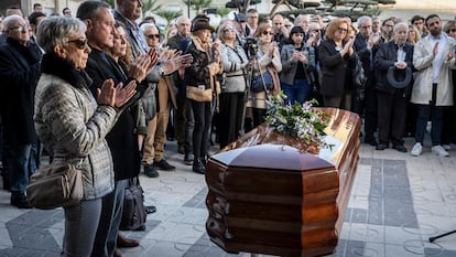 Familiares de Fernando Delgado, con su viudo Pedro García-Guillén (segundo por la izquierda), en el funeral celebrado en Faura, a 35 kilómetros de Valencia.