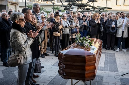 Familiares de Fernando Delgado, con su viudo Pedro García-Guillén (segundo por la izquierda), en el funeral celebrado en Faura, a 35 kilómetros de Valencia.