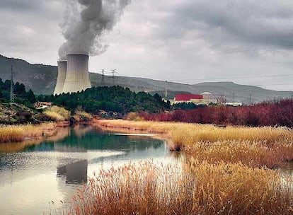 Los verdes nucleares la defienden porque respeta la atmósfera. Los grupos de presión ven en ella un negocio de un billón de euros. EL PAÍS SEMANAL propone el domingo un buzeo en la energía nuclear, un paseo por la polémica.  En la imagen, la central nuclear de Cofrentes, en Valencia