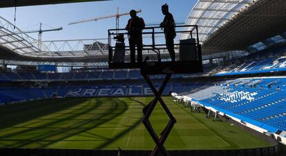 Operarios ultiman trabajos en la nueva Anoeta. 