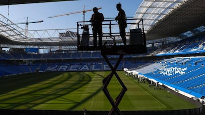 Operarios ultiman trabajos en la nueva Anoeta. 