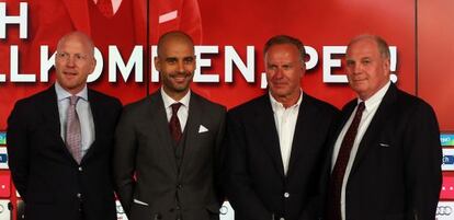 Matthias Sammer, director deportivo, Guardiola, Karl-Heinz Rummenigge, presidente de la junta, y Uli Hoeness, presidente del Bayern.