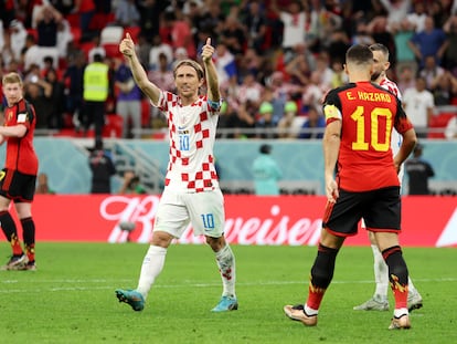 Luka Modric celebra el empate entre Croacia y Bélgica que clasifica a su selección a los octavos de final del Mundial.