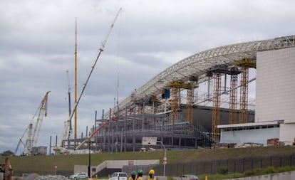 Obras do Itaquerão, em 26 de março deste ano. A construção do estádio, que deverá ser entregue para a Copa incompleto, está em ritmo acelerado. No dia 28, um operário morreu ao despencar de uma das estruturas da arquibancada. Ele foi o terceiro a morrer durante a construção da arena e o oitavo óbito em obras relacionadas com o Mundial.