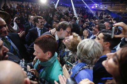 Mariano Rajoy saluda al público presente en la convención nacional del PP, en la que el partido busca su "rearme ideológico".