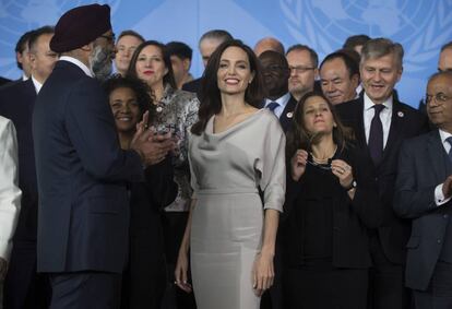 Angelina Jolie, con otros participantes en la conferencia.