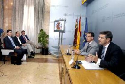 El secretario de Estado de Infraestructuras, Rafael Catalá (d), durante la rueda de prensa que ha ofrecido hoy en Murcia junto al delegado del Gobierno en la región murciana, Joaquín Bascuñana (2d).