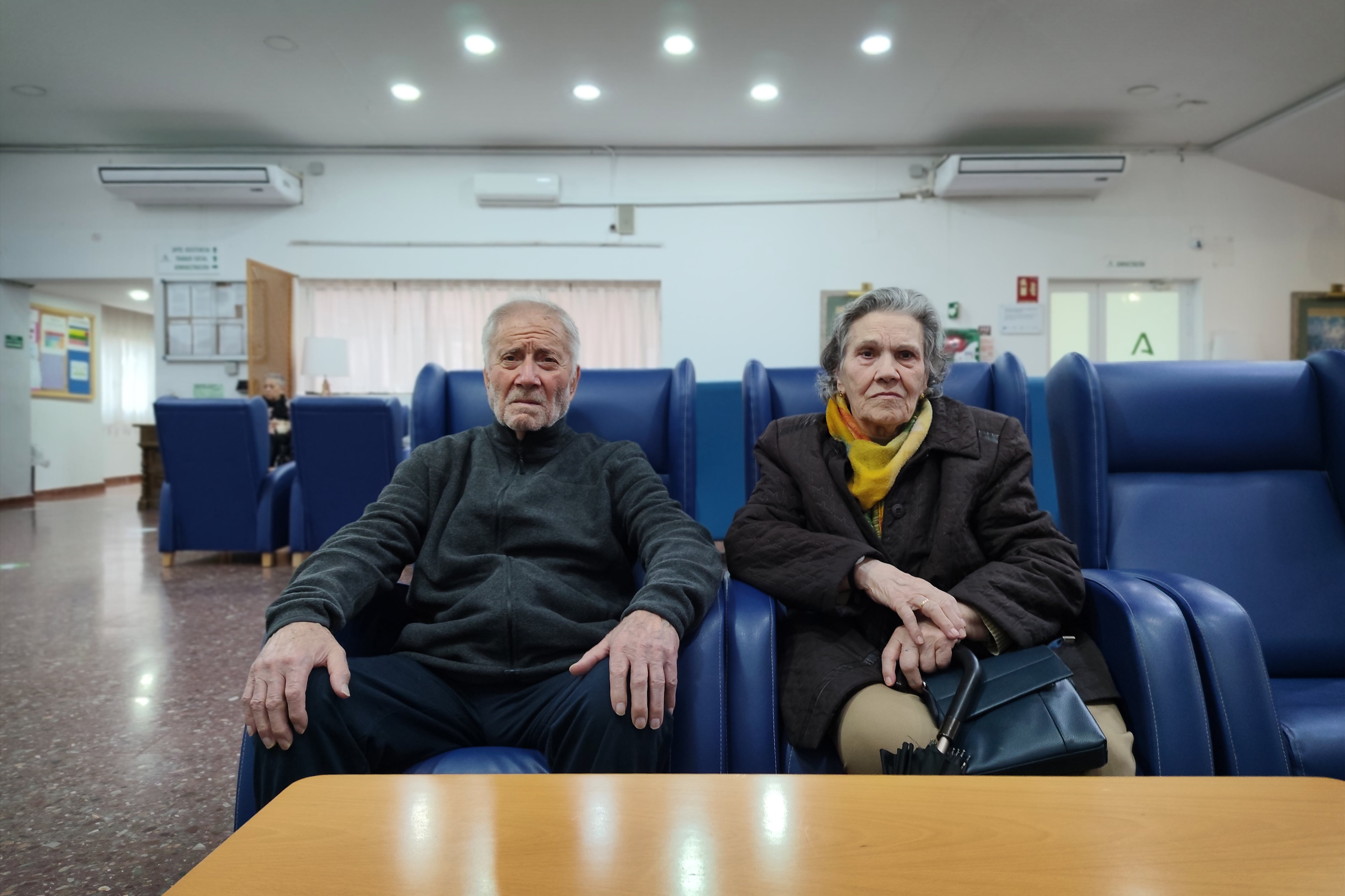 Francisco y Carmen, el 29 de enero de 2026 en la sala de espera de la residencia Parque Figueroa en Córdoba, esperando el ingreso.