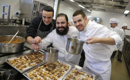 Desde la izquierda, Juan Ramón Sau, Gonzalo Calzadilla y Jesús Villarejo, finalistas del premio Basque Culinary-Eroski.