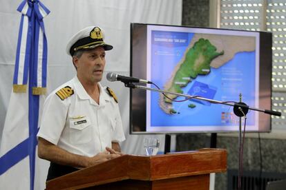 El portavoz Enrique Balbi muestra el área de búsqueda.