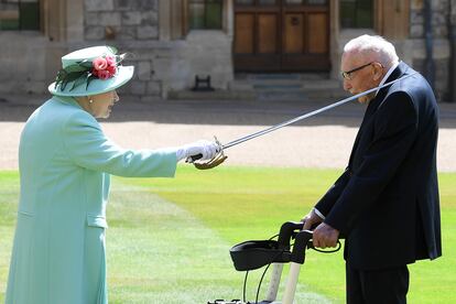 Isabel II nombra caballero al capitán Thomas Moore el pasado agosto en el Castillo de Windsor