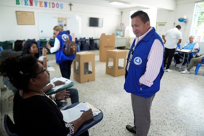 Observadores electorales del Parlamento Centroamericano dialogan con los delegados de los partidos políticos en un centro de votaciones de la capital.