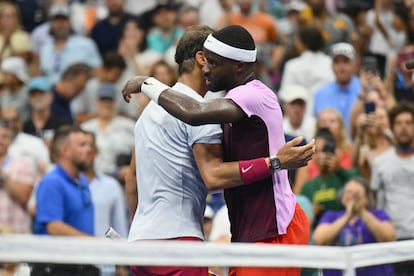 Nadal y Tiafoe se saludan en la red.