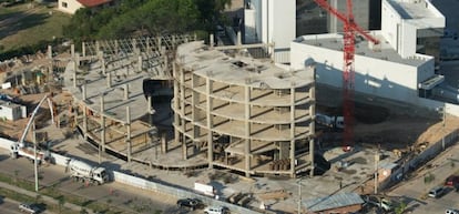 El proyecto de La Riviera Beauty Plaza, en la imagen cuando aún estaba en construcción, abrió las puertas del mercado boliviano a Clerhp. Consta de una torre y un centro comercial.