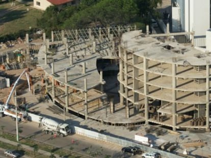 El proyecto de La Riviera Beauty Plaza, en la imagen cuando aún estaba en construcción, abrió las puertas del mercado boliviano a Clerhp. Consta de una torre y un centro comercial.