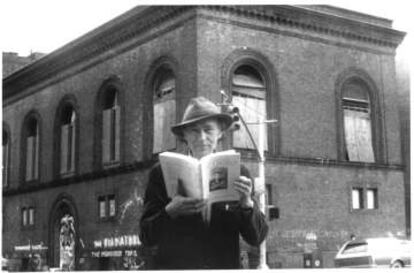 Jonas Mekas en 1989 junto los Anthology Film Archives de Nueva York.