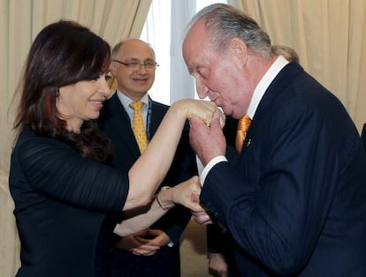 The king kisses the hand of President Fernández de Kirchner at a past summit in Mar del Plata.